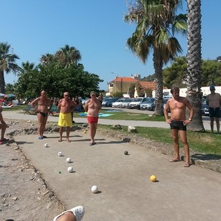 Imperia: il Comune smonta le pareti del campo da bocce al Prino. I giocatori: "Una ritorsione per la spiaggia per cani"