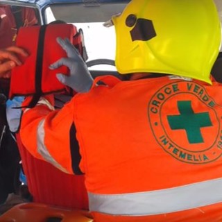 Ventimiglia: bimbo sulla carrozzina investito da un'auto in via Cavour, per fortuna sta bene e non ha subito ferite