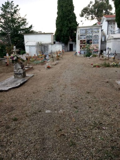 Imperia: un gruppo di cittadini ha organizzato una pulizia straordinaria del cimitero di Caramagna "Il volontariato ritempra il cuore e lo spirito" Imperia: un gruppo di cittadini ha organizzato una pulizia straordinaria del cimitero di Caramagna "Il volontariato ritempra il cuore e lo spirito"