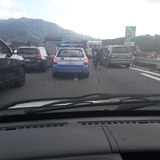 Code sull'A10: la Protezione Civile distribuisce acqua sull'autostrada agli automobilisti