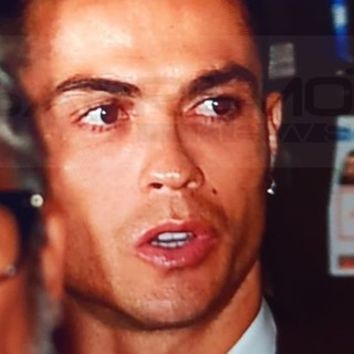 Calcio: Cristiano Ronaldo è arrivato a Sanremo, lo abbiamo pizzicato fuori dall'Ariston Calcio: Cristiano Ronaldo è arrivato a Sanremo, lo abbiamo pizzicato fuori dall'Ariston