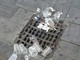 Sanremo: quel che resta di un venerdì sera d'estate, bicchieri e cartacce abbandonati in via Gaudio di fronte alla Pizzeria 61