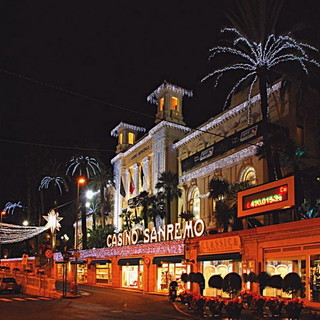 La bellezza delle 'miss' del Casinò in giro per Sanremo per fare gli auguri a suon di fiches regalate