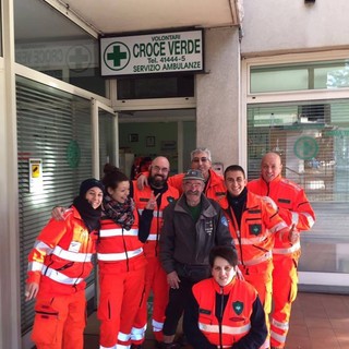 La foto ricordo con il pellegrino e i volontari della Croce Verde