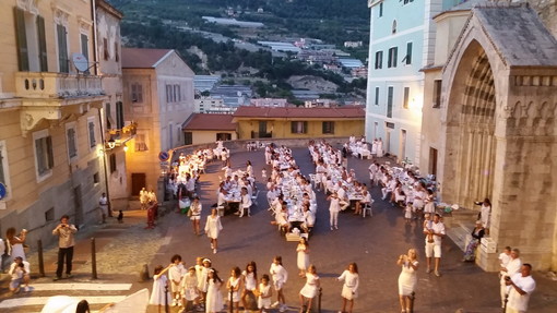 Ventimiglia: sabato prossimo, Cena in Bianco Unconventional Dinner in compagnia del White Night Jazz Ensemble Ventimiglia: sabato prossimo, Cena in Bianco Unconventional Dinner in compagnia del White Night Jazz Ensemble