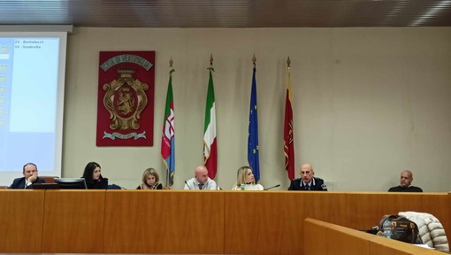 Ventimiglia, taser alla polizia locale: il consiglio comunale approva la sperimentazione (Foto e video) Ventimiglia, taser alla polizia locale: il consiglio comunale approva la sperimentazione (Foto e video)