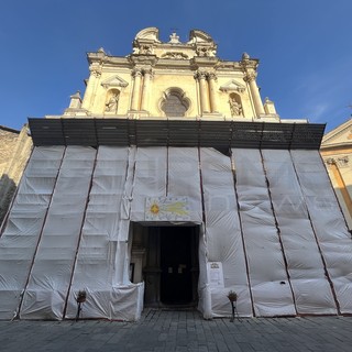Dopo anni di impalcature ecco i lavori per il 'Duomo' di Badalucco: merito anche di un misterioso benefattore