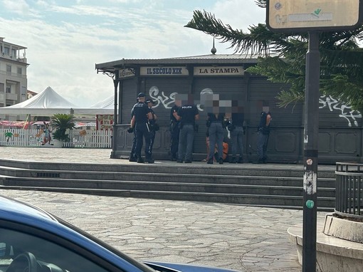 Sanremo, clochard in piazza Colombo: intervengono polizia e municipale (Foto) Sanremo, clochard in piazza Colombo: intervengono polizia e municipale (Foto)