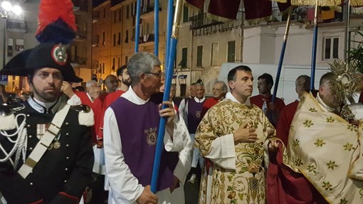 Imperia : grande partecipazione di fedeli ieri sera per la solenne festa del Corpus Domini (Foto)
