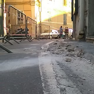 Sanremo: caduta di calcinacci all'angolo tra via Costiglioli e corso Inglesi, fortunatamente nessun danno