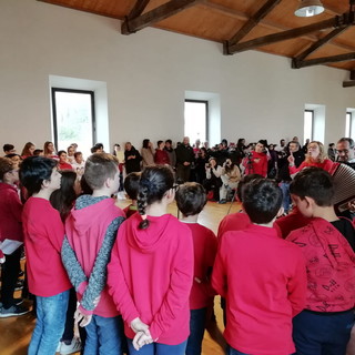 Pieve di Teco: gli alunni dell'Istituto Comprensivo augurano buone feste durante il Concerto di Natale