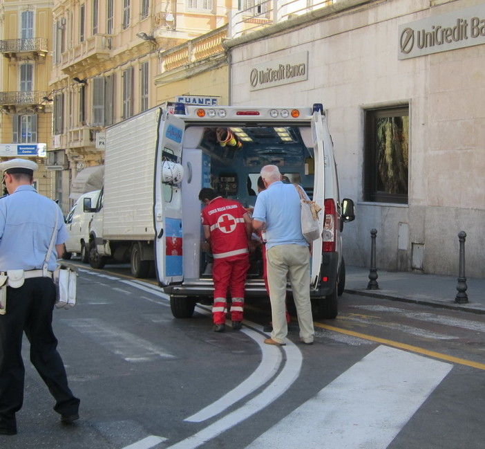 Sanremo: piastrelle sconnesse in corso Mombello, 70enne cade sul marciapiede