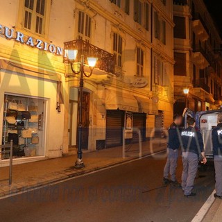 Sanremo: 'Senza fretta, senza tregua', controlli della Polizia con i cani in una palazzina di via Marsaglia