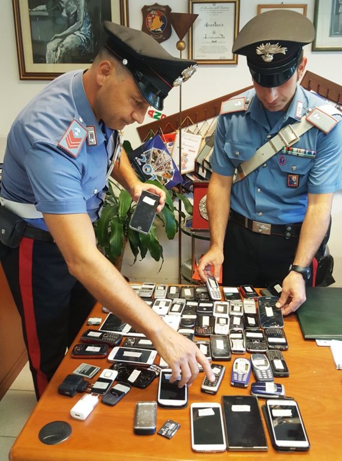 Sanremo: 30enne marocchino in possesso di oltre 50 dispositivi elettronici, fermato nella Pigna dai Carabinieri Sanremo: 30enne marocchino in possesso di oltre 50 dispositivi elettronici, fermato nella Pigna dai Carabinieri