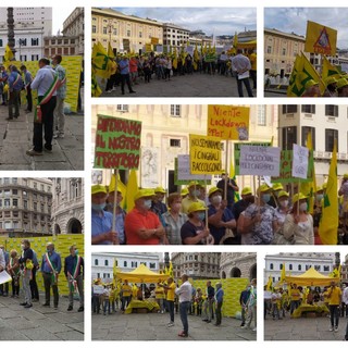 Coldiretti, agricoltori scendono in Piazza De Ferrari per protestare contro l'invasione dei cinghiali: "Situazione fuori controllo" (Foto e Video)