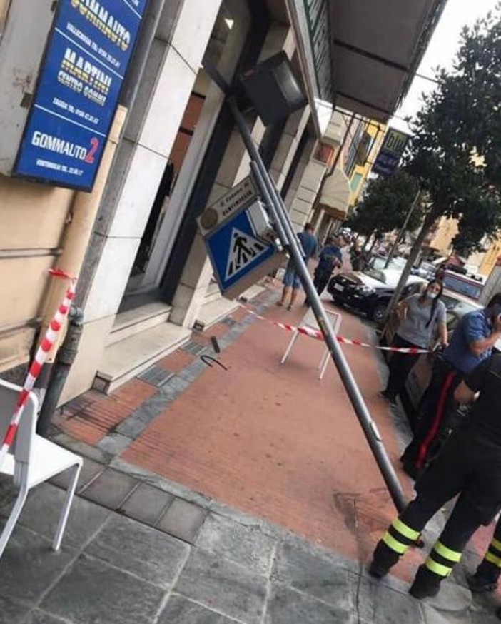Ventimiglia, cade un palo della segnaletica stradale: ferite due donne