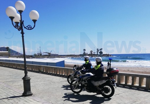 Coronavirus, Diano Marina: riapre la passeggiata. Controlli della Municipale anche in moto. Resta il divieto di creare assembramenti (Foto) Coronavirus, Diano Marina: riapre la passeggiata. Controlli della Municipale anche in moto. Resta il divieto di creare assembramenti (Foto)