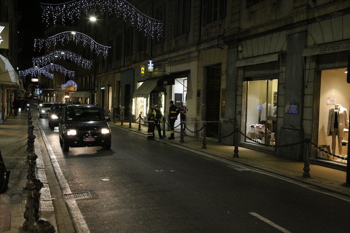 Sanremo: cadono calcinacci in via Feraldi, paura per una donna sfiorata e strada chiusa Sanremo: cadono calcinacci in via Feraldi, paura per una donna sfiorata e strada chiusa