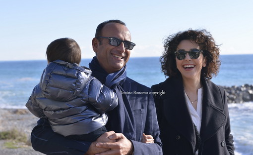 Ospedaletti: Carlo Conti e famiglia si rilassano passeggiando al sole sulla pista ciclopedonale