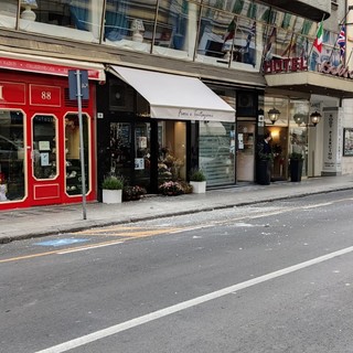 Sanremo, caduti calcinacci dall'hotel 'Belvedere': intervento dei vigili del fuoco (foto)