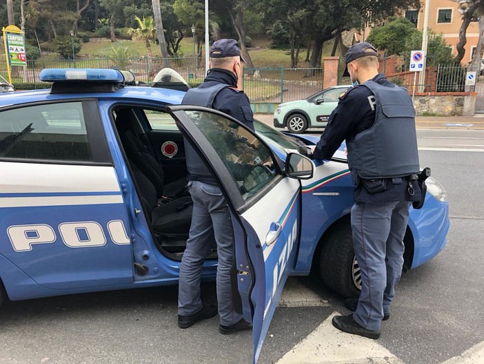 Imperia, spaccio di droga ai giardini Toscanini: 16enne fermato mentre dava hashish a un coetaneo Imperia, spaccio di droga ai giardini Toscanini: 16enne fermato mentre dava hashish a un coetaneo