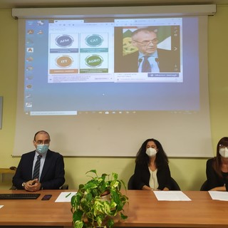 Imperia: al primo posto per la percentuale di studenti occupati dopo il diploma, il Ruffini prepara una serie di eventi, lunedì la conferenza con Carlo Cottarelli (foto e video) Imperia: al primo posto per la percentuale di studenti occupati dopo il diploma, il Ruffini prepara una serie di eventi, lunedì la conferenza con Carlo Cottarelli (foto e video)