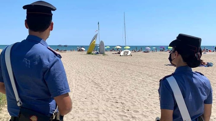 Imperia, controlli a tappeto negli stabilimenti balneari: Carabinieri scoprono irregolarità igieniche e due lavoratori in nero. Elevate sanzioni per 10 mila euro Imperia, controlli a tappeto negli stabilimenti balneari: Carabinieri scoprono irregolarità igieniche e due lavoratori in nero. Elevate sanzioni per 10 mila euro