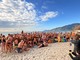 Ventimiglia, il primo tuffo dell’anno è una festa: 143 in mare al Cimento delle Calandre