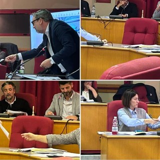La sequenza della consegna dell'interpellanza da parte di Cascino a Cerri