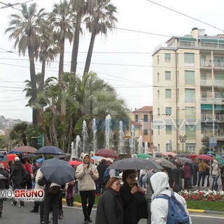 Sanremo: carri fioriti bagnati e poca gente sul percorso... ah no ma oggi non c'è il corso fiorito! Sanremo: carri fioriti bagnati e poca gente sul percorso... ah no ma oggi non c'è il corso fiorito!
