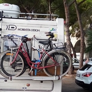 Ventimiglia, la protesta: "Il parcheggio dei Balzi Rossi trasformato in un campeggio"