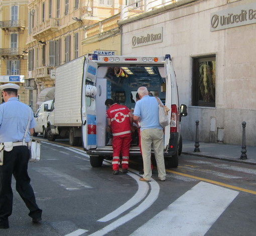 Sanremo: piastrelle sconnesse in corso Mombello, 70enne cade sul marciapiede