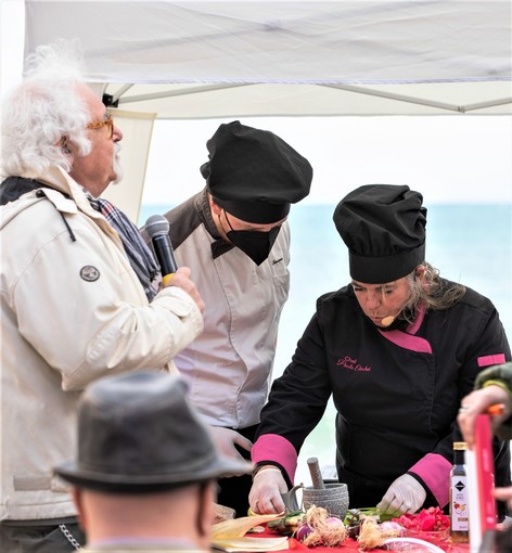 Vallecrosia (IM): Patrizio Roversi presenta Paola Chiolini e i suoi “Petali di cipolla e di pesce con Begonia e crema di Geranio" (Video e foto)