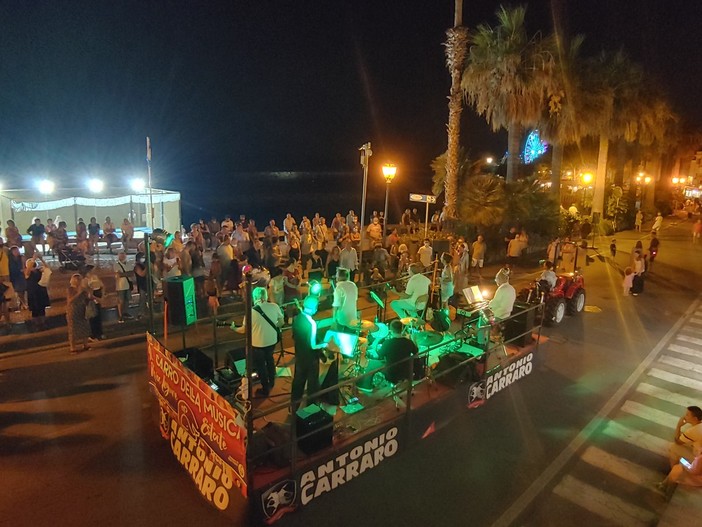 Ultima serata del Carro della musica a Riva Ligure con il gruppo 'Ebb Tide'
