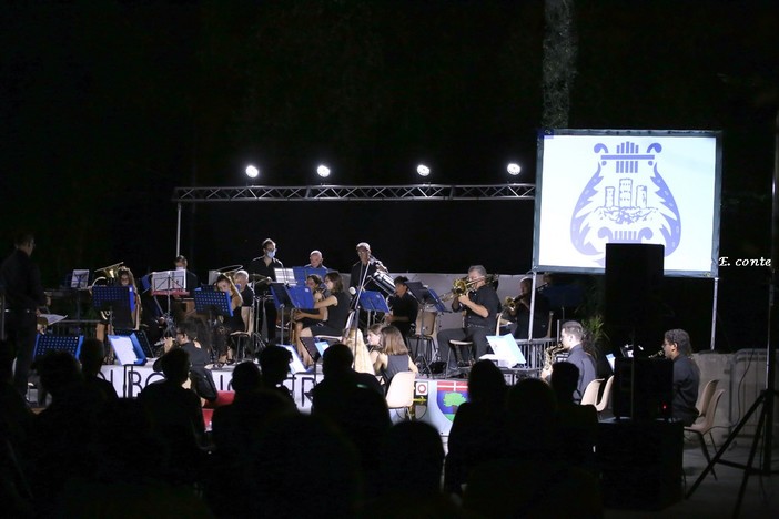 Bordighera: la Banda di Borghetto San Nicolò chiude l'estate in musica ai Giardini Lowe (foto e video) Bordighera: la Banda di Borghetto San Nicolò chiude l'estate in musica ai Giardini Lowe (foto e video)