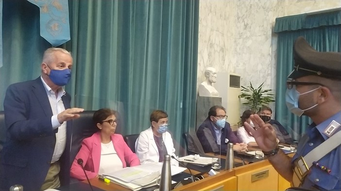 Imperia, Carabinieri cacciati via dal Consiglio comunale, Scajola non indietreggia: "Episodio grave, ho agito nel rispetto della legge e non al di sopra"