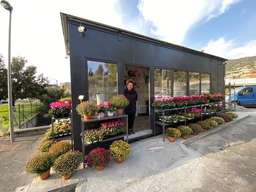 Il cimitero di Taggia ha il suo chiosco di fiori: primo giorno di apertura per Maddalena Garello