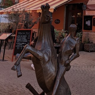 È un ventimigliese, individuato dalla polizia il vandalo del "Cavaliere disarcionato"