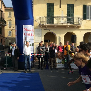 Imperia: il sindaco di Carlo Capacci dà il via alla settima edizione della mezza maratona Imperia: il sindaco di Carlo Capacci dà il via alla settima edizione della mezza maratona