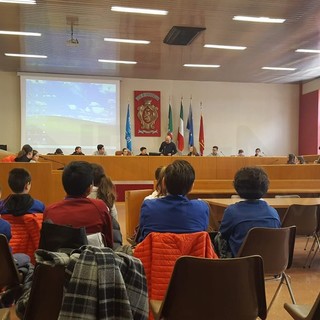 Ventimiglia: Consiglio Comunale dei Ragazzi questa mattina in Comune, ad accogliere le scuole l’Assessore Nesci e il Presidente De Leo