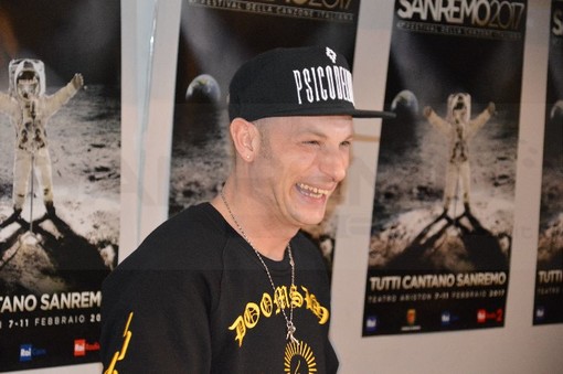 #Festival2017, Clementino show al Palafiori: "Svalutation" infiamma la Sala Stampa (Foto e Video) #Festival2017, Clementino show al Palafiori: "Svalutation" infiamma la Sala Stampa (Foto e Video)