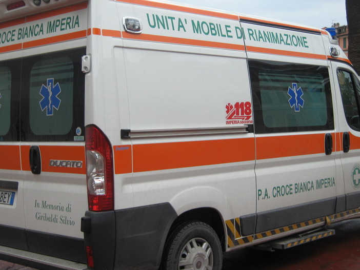 Imperia: multata un'ambulanza della Croce Bianca posteggiata vicino alla scuola 'Boine'