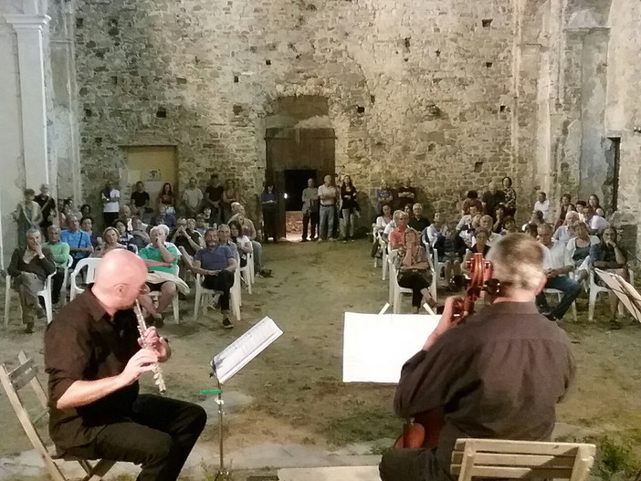Bajardo: grande atmosfera ieri sera nell'antica chiesa con il concerto per due flauti e un violoncello