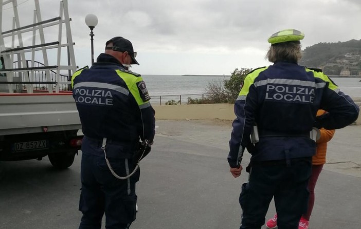 Coronavirus, a Diano Marina procedono i controlli della polizia municipale su autocertificazioni e sulla chiusura delle attività commerciali (Foto)