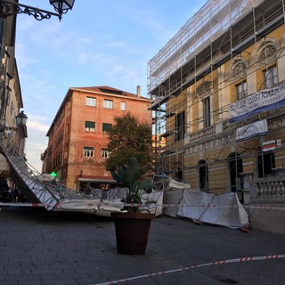 Imperia: tragedia sfiorata, crolla l'impalcatura del teatro Cavour in via Cascione (Foto e Video) Imperia: tragedia sfiorata, crolla l'impalcatura del teatro Cavour in via Cascione (Foto e Video)