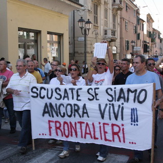 Ventimiglia: 'Frontalieri incazzzati' e le prossime elezioni "Voti per chi risolverà il nostro problema!" Ventimiglia: 'Frontalieri incazzzati' e le prossime elezioni "Voti per chi risolverà il nostro problema!"