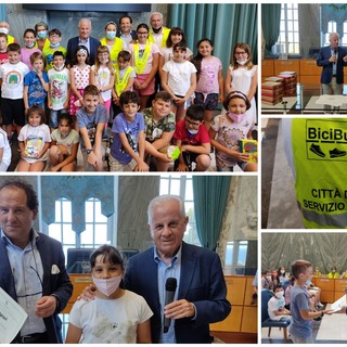 Imperia, premiati gli alunni che hanno partecipato al progetto 'Pedibus' insieme ai nonni civici: "Un segnale di libertà anche durante la pandemia" (foto e video)