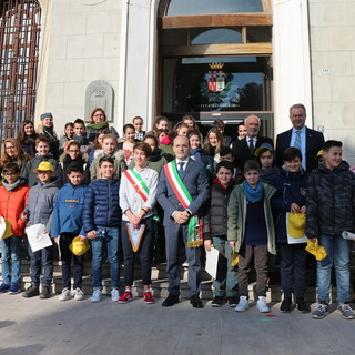 Imperia: consiglio comunale dei ragazzi, il giovane Tommaso Rosa nuovo Sindaco (Foto e Video) Imperia: consiglio comunale dei ragazzi, il giovane Tommaso Rosa nuovo Sindaco (Foto e Video)