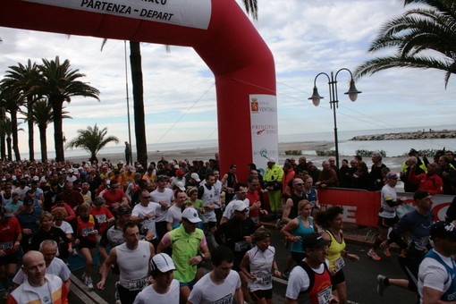 Ventimiglia: partiti dal lungomare i 1600 podisti per la 'Riviera classic', tutte le foto