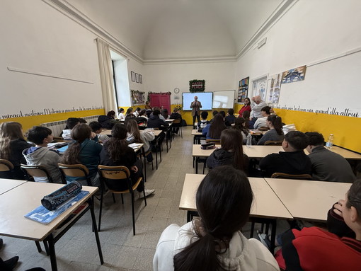 Ottant’anni di Libertà, uno sguardo sul futuro: il Colonnello Veglia accende il pensiero degli studenti del Ruffini di Taggia 'La libertà si difende con la cultura' Ottant’anni di Libertà, uno sguardo sul futuro: il Colonnello Veglia accende il pensiero degli studenti del Ruffini di Taggia 'La libertà si difende con la cultura'